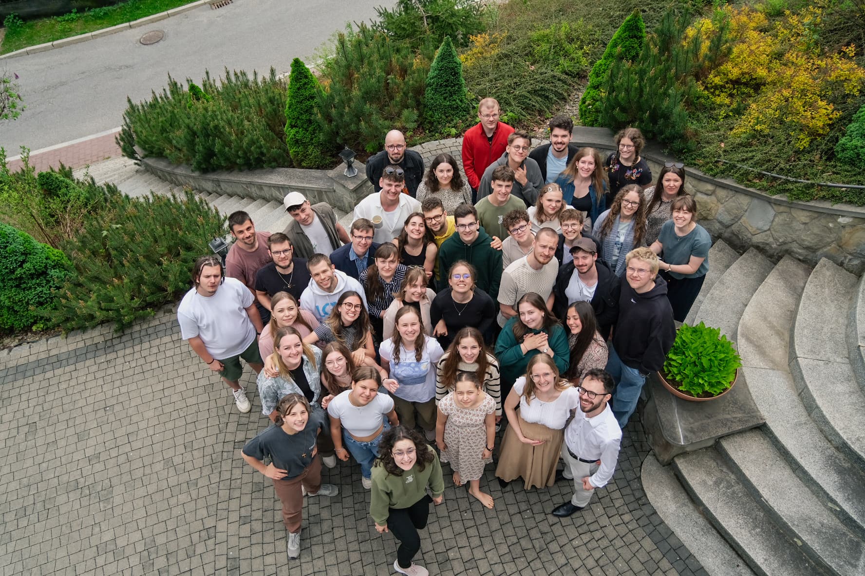 Grupka ludzi ciesząca się na dworze