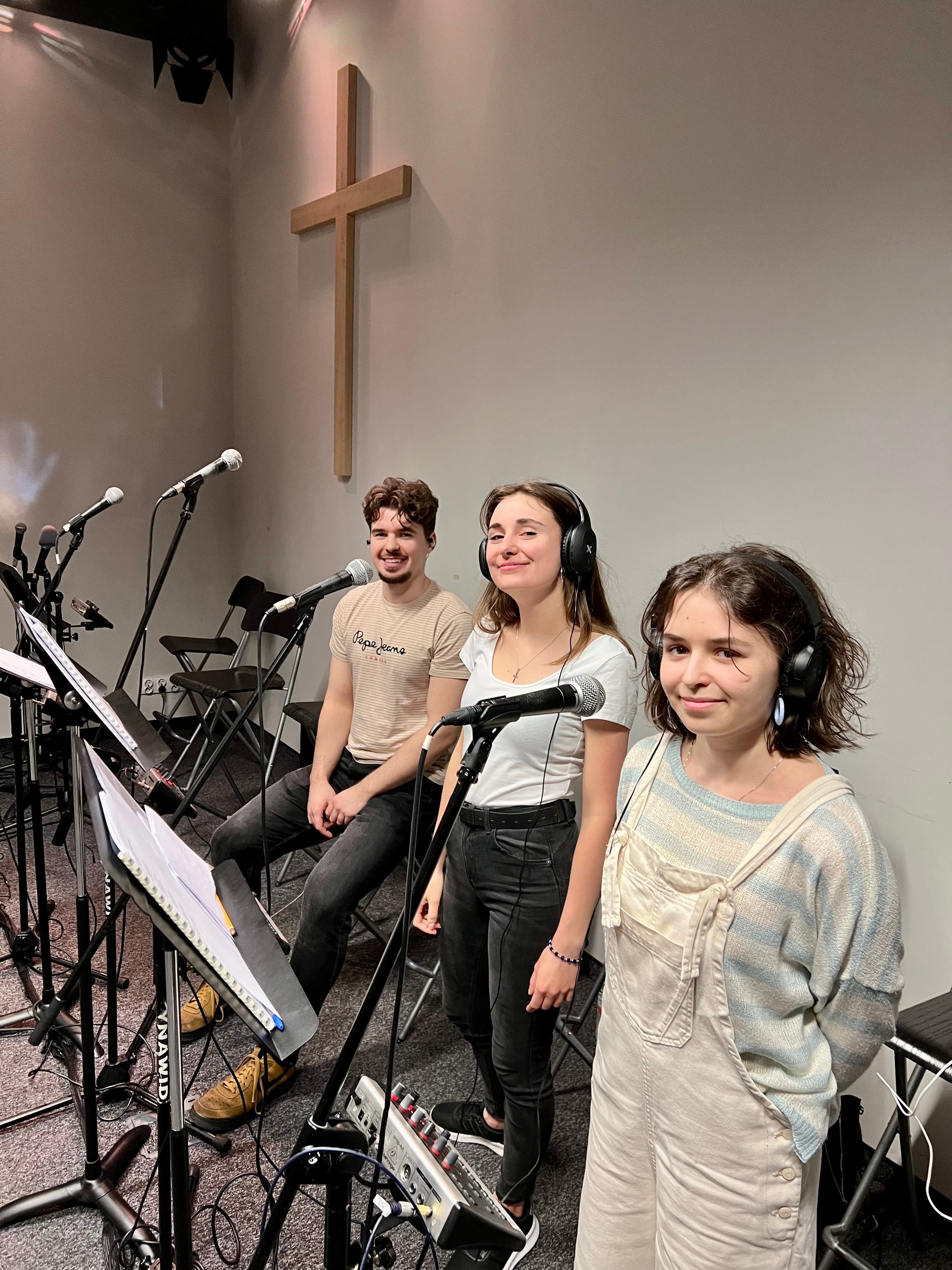 3 ludzi przed mikrofonem