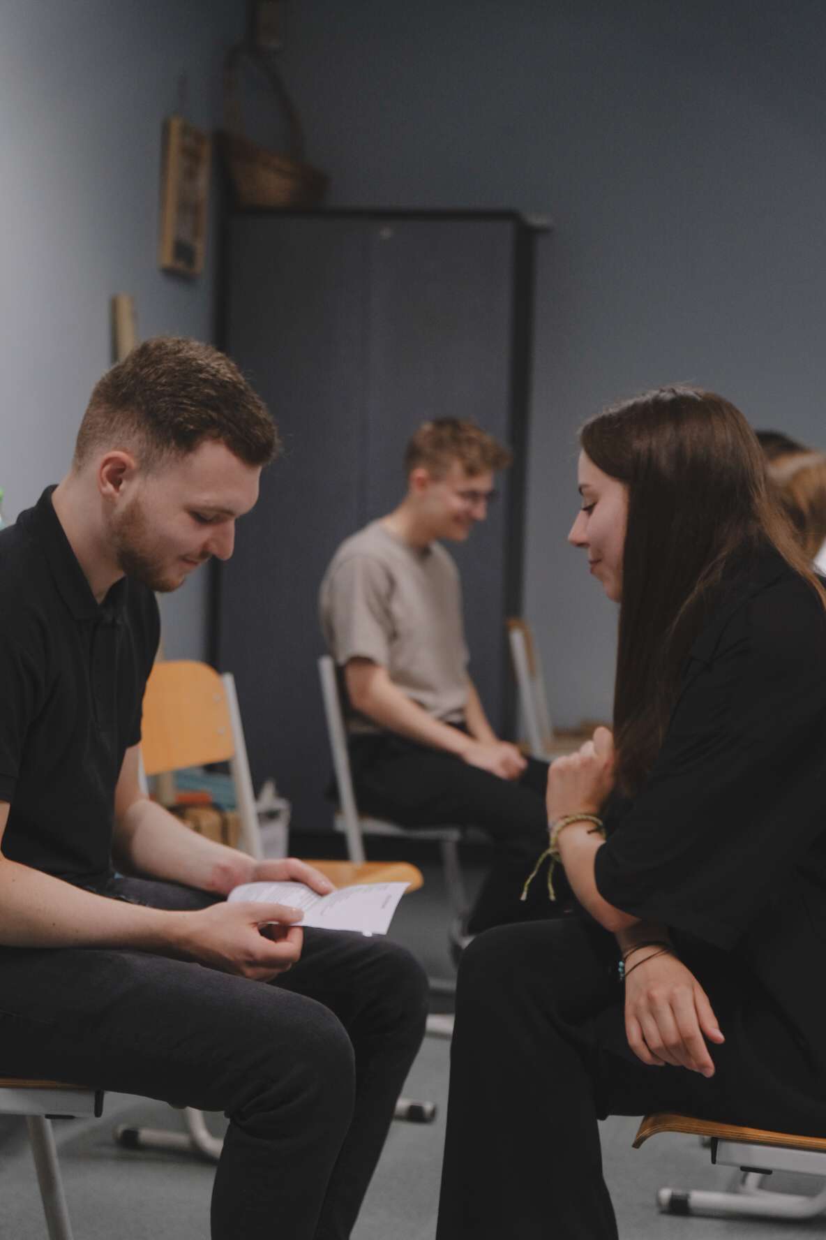 Obraz z rzutnika z serialu THE CHOSEN przedstawiającego głównego bohatera - Jezusa Chrystusa idącego i rozmawiającego z kimś na dworze.